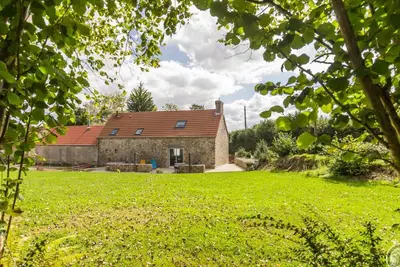 Image de Gîte familial lumineux avec spa, jardin privé et jeux pour enfants.