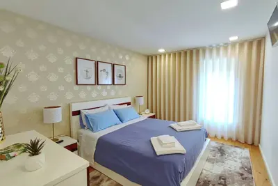Cozy Apartment w\/ Ac near metro - 5 min from beach!