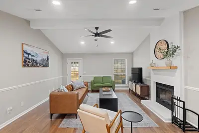 Image de Southern Charmer! New Renovation, 3 Bed\/2 Bath, Game Room, Dog Friendly, In The Heart Of It All!