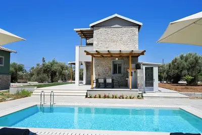 Charming Villa Penelope with Private Pool walking distance to Lefkada town