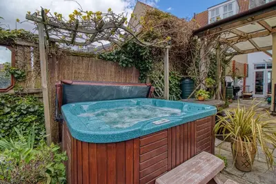 Image de Large Victorian family home, hot tub, 5 min walk to beach, pets, sleeps 11, Bbq