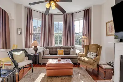 Image de Heart of Starland + Steps to Amazing Restaurants, Bars by Lucky Savannah