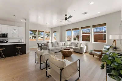 Image de Villa #01 at Bloomington Country Club: Pool, Golf, Restaurant