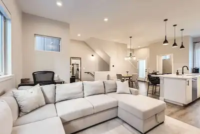 Image de Luxe Rooftop Escape | Firepit | City & Mtn Views