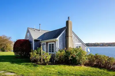 Image de 2025 Bell Buoy: Adorable Cottage w\/ Sparkling Town Cove Views, Pet Friendly!
