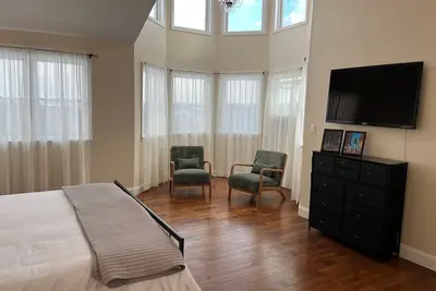Image de Knight's landing- Large home, long distance views, under 10 miles to Asv