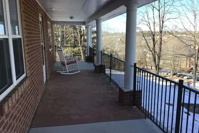 Image de Charming 2-bedroom home, 1 mile from town, with a beautiful view.