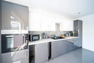 Image de Heart of Town Centre-Appartement en attiq-Appartement-Vue ville-Salle de bain. . .