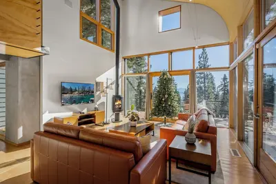 Image de Discover Tahoe Skyline: Modern Luxury Meets Mountain Charm in Tahoe Vista!