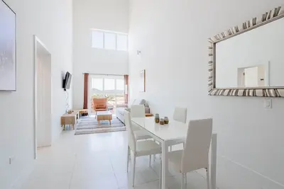 Image de Spacious Condo *6 min drive to the Beach*