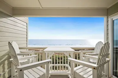 Image de Beach Retreat: Oceanfront Upper Level Corner Unit Close to Community Pool