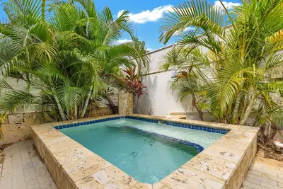 Image de Steps to the Beach w/ Pool & Jacuzzi. Wave Coast Suite 8!