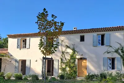 Maison de charme avec piscine, superbe vue sur la Sainte Victoire et la campagne