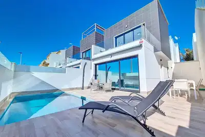 Image de Villa avec piscine privée et terrasse