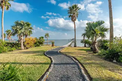 Image de Bayfront Breeze - Waterfront w/Private Lighted Fishing Dock - Available 24/7
