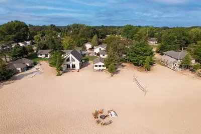 Image de #20 Thomas' Parkside Cottages. Walk-out to private deck/beach on Lake Huron