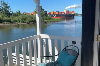 Image de Columbia River Sunsets - spacious riverfront condo with spectacular views.