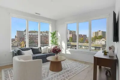 Image de Stylish & Bright Gem: Rooftop, City Views, Parking