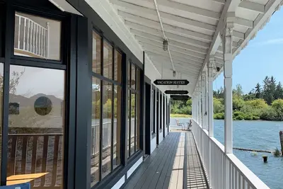 Image de Steamboat Slough Sunrises - spacious riverfront condo with spectacular views.