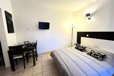 Image de Studio mit Pool Saint Florent Floj04