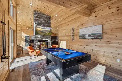Image de This cabin is a 3 bedroom(s), 2 bathrooms, located in Severiville, Tn.