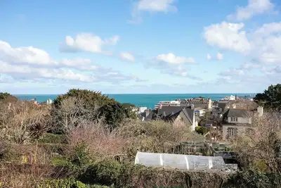 Image de Chambre d'hôtes 'Fusains 5 Petit-déjeuner Vue Mer' avec vue sur la mer, jardin partagé et Wi-Fi