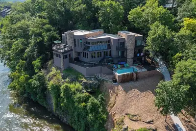 Image de Lakefront Knolls Retreat! Private Pool & Hot tub! Sleeps 12+ guests