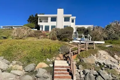 Image de 100 feet of pristine beachfront where every detail has been considered