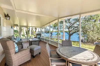 Image de Charming Riverfront 2\/2 Cottage with Private Docks, Wifi, Cable, and A\/C