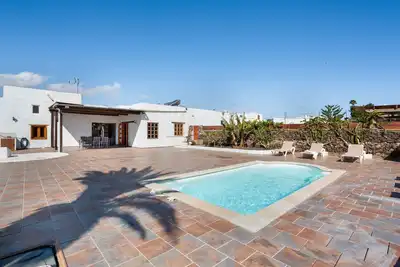 Image de Maison de vacances 'Casa La Caldereta' avec vue sur les montagnes, piscine privée et Wi-Fi