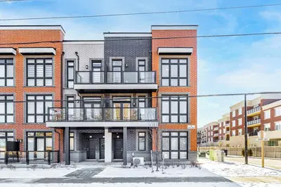 Image de Modern open-concept, 2-bedroom townhouse with plenty of natural light.