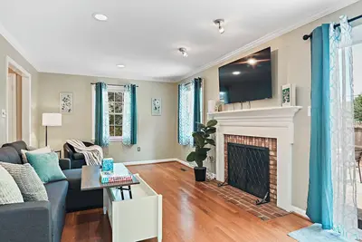 Image de Pet Friendly 4 bd end unit Th, WiFi, Fenced in yard, near Washington Dc/transit
