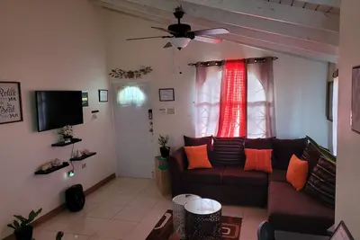 Image de beautiful 2b\/2b is located in a gated community in Coral Springs Vallage.