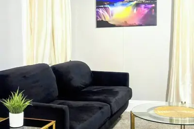 Image de Modern Newly Renovated House With New Furnishings-5 min to Falls