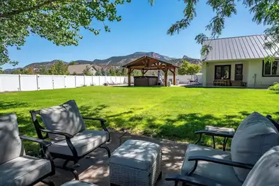 Image de Cozy Casita on 3 acres w\/ views of Zion Fingers -Swim Spa & Pickleball Court!
