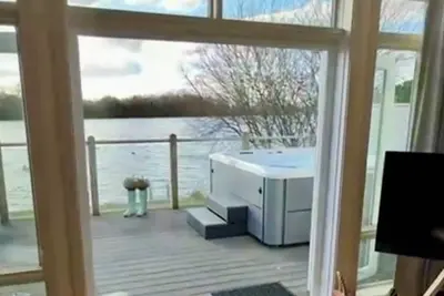 Image de Lake Access, Hot Tub, 4+MBed, 3Bth, Landings, Cotswolds Water Park, Sth Cerney