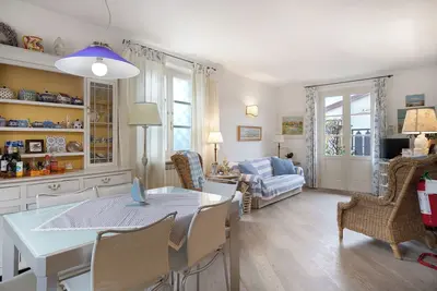 Image de Maison de vacances 'Red In Forte Dei Marmi' avec balcon, Wi-Fi et climatisation