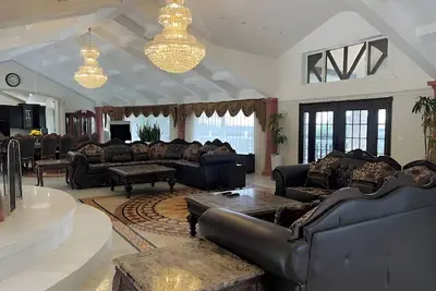Image de Spacious 6000 sf 6-bedroom villa in lovely Fremont with private gate, and view