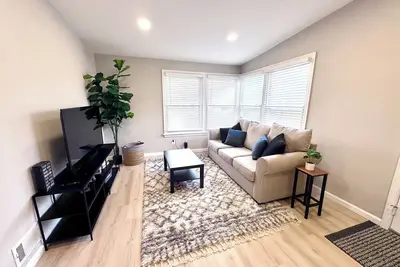 Image de Newly Renovated 5 Bedroom / 2 Bath / 2 Kitchen Home