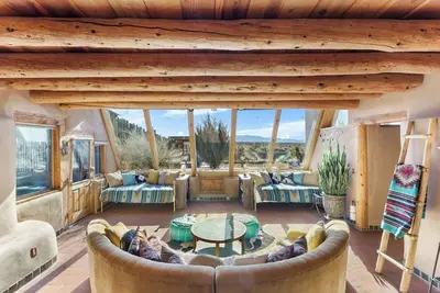 Image de Earthship Sanctuary and Spa with Panoramic Mesa Views