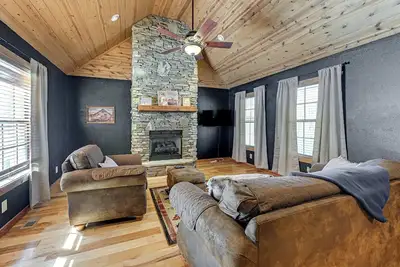 Image de 13 Mi to Lake Chatuge: Hiawassee Cabin w/ Views!