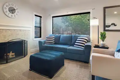 Image de The Corner Retreat: King & Queen, small pups welcome!