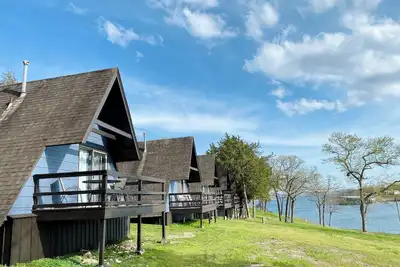Image de Lakeside Studio A-Frame Cabin | Calm Waters Resort | Boat Slips & Rentals | Free Kayaks & Paddleboards | Guided Fishing & Lake Tours!