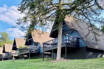 Image de Lakeside Studio A-Frame Cabin | Calm Waters Resort | Boat Slips & Rentals | Free Kayaks & Paddleboards | Guided Fishing & Lake Tours!
