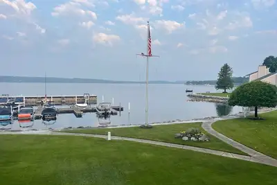 Image de Beautiful Landings 2-bedroom 3-bath Lake Charlevoix Condo w/ Loft Sleeping Space
