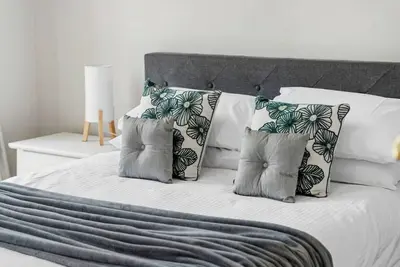 Image de Colonial Retreat – Peaceful, Pet-Friendly Comfort
