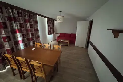 Image de 8 person duplex in quiet central location