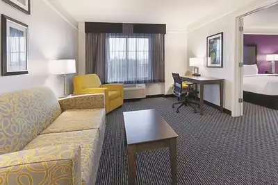 Image de Spacious Hotel Room w/ Outdoor Pool & Hot Tub – Seasonal Bliss
