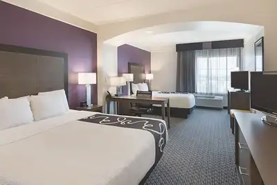 Image de Adventure Awaits: Comfy Retreat Near Arlington's Top Attractions!