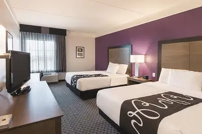 Image de 2 Double Beds, La Quinta Inn, Free Breakfast & Pool Relaxation Near Six Flags